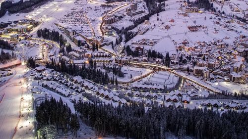 Aflată la 100 de kilometri de granița cu România, Bukovel, stațiunea de schi numărul unu din Ucraina, a devenit un loc preferat și pentru români. Se schiază la vecini, chiar dacă este o țară în război