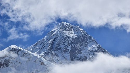 Trei șerpași sunt dați dispăruți în urma unei avalanșe produse deasupra taberei de bază de pe Everest, anunță autoritățile nepaleze