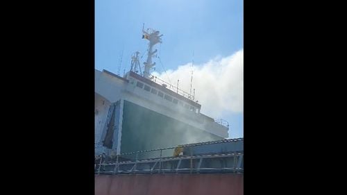 VIDEO Incendiu la o navă aflată în reparații pe șantierul naval din localitatea Midia / UPDATE: Au fost găsite patru persoane decedate