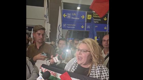 Șoșoacă, fluturând steagul Palestinei, insulte la adresa Israelului, NATO, Parchetului General și UE / Le-a recomandat jurnaliștilor să demisioneze de la proștii pe care-i susțin și să se angajeze la „AlJazeera”