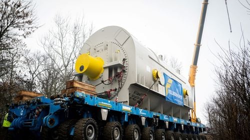 GALERIE FOTO  Cel mai greu transport agabaritic care ajunge pe drumurile din România: 788 de tone și peste 100 de metri lungime. Convoiul transportă o turbină către Termocentrala Mintia