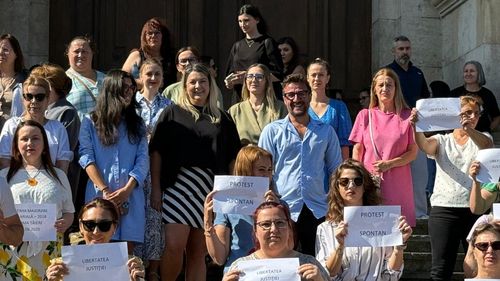 UPDATE VIDEO Grefierii sindicaliști au ajuns la Ministerul Justiției / Aproape 100 de grefieri au protestat marți dimineață pe treptele Curții de Apel București / Spun că sunt ”umiliți” și ”jefuiți” după limitarea sporului pentru condiții de muncă grea și vătămătoare