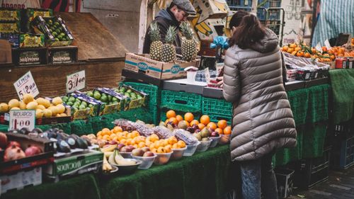 ANPC vrea să închidă 6 luni unele magazine Cora, după ce a descoperit produse expirate, frigidere cu rugină și mucegai, insecte în tăvile de expunere / Ce spune compania