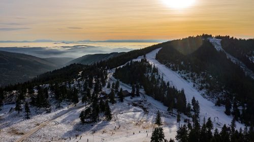 Harghita: Trei pârtii de schi din Mădăraş vor fi deschise zilnic începând cu data de 26 decembrie, stratul de zăpadă artificială măsurând 30 de centimetri