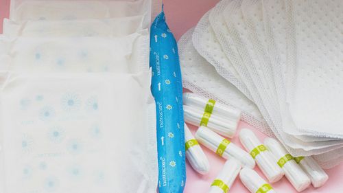 VIDEO Absorbante gratuite în universitate: de la un gest mic, la o schimbare de atitudine. La Facultatea de Științe Politice este „politically correct” accesul la produse de igienă menstruală