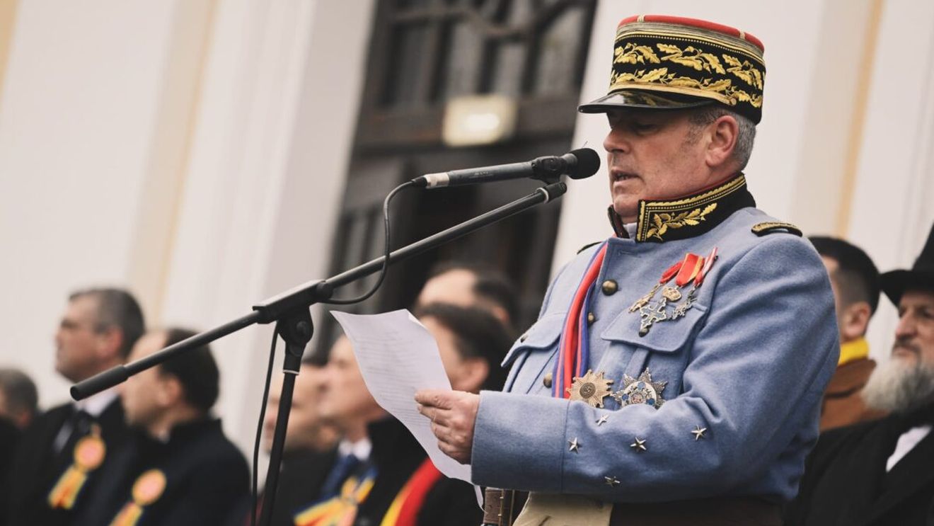 Generalul Berthelot, întruchipat de un actor într-un spectacol de reenactment istoric, huiduit de ”suveraniști” la Alba Iulia / Istoricul Liviu Zgârciu: Totul a început ”în momentul în care a fost invitat să vorbească din partea Franței”
