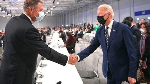 Klaus Iohannis, poză cu Joe Biden, la Summitul liderilor mondiali din cadrul Conferinţei Naţiunilor Unite privind Schimbările Climatice de la Glasgow