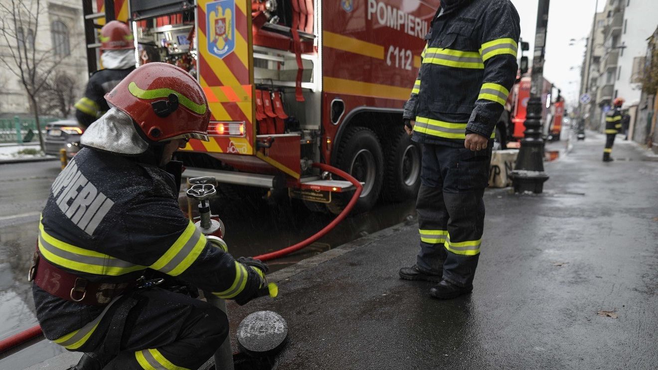 Acoperișul unei pensiuni din Târgovişte a luat foc / Nu au fost raportate victime