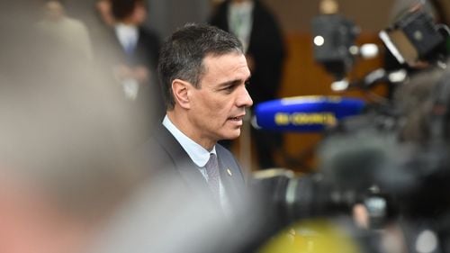 Pedro Sánchez, surprins de memoriile fostului rege Juan Carlos: „Democraţia nu a căzut din cer” / Fostul rege al Spaniei trăieşte în exil în Emiratele Arabe Unite