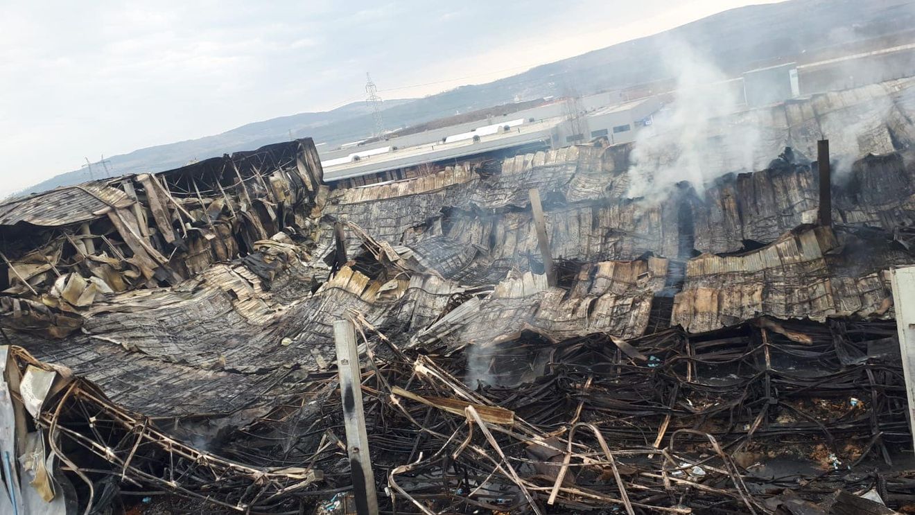 VIDEO Incendiul de la fabrica Solina. Pompierii se luptă cu focul de mai bine de 50 de ore