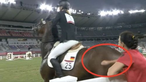 VIDEO Jocurile Olimpice: Antrenoarea echipei de pentatlon mondern a Germaniei, exclusă după ce a lovit cu pumnul un cal