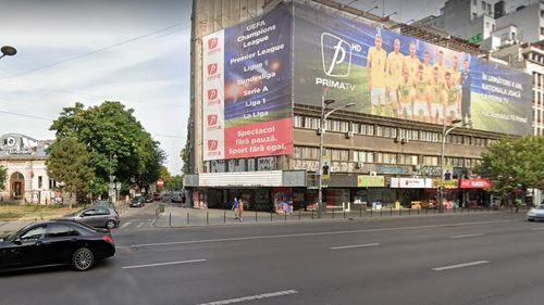 O bucată de tencuială desprinsă de pe o clădire de pe bulevardul Magheru l-a lovit în cap pe un angajat al Ambasadei Franței