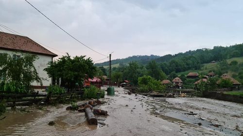 60 de turiști, blocați de inundații într-un camping de rulote din Dâmbovița