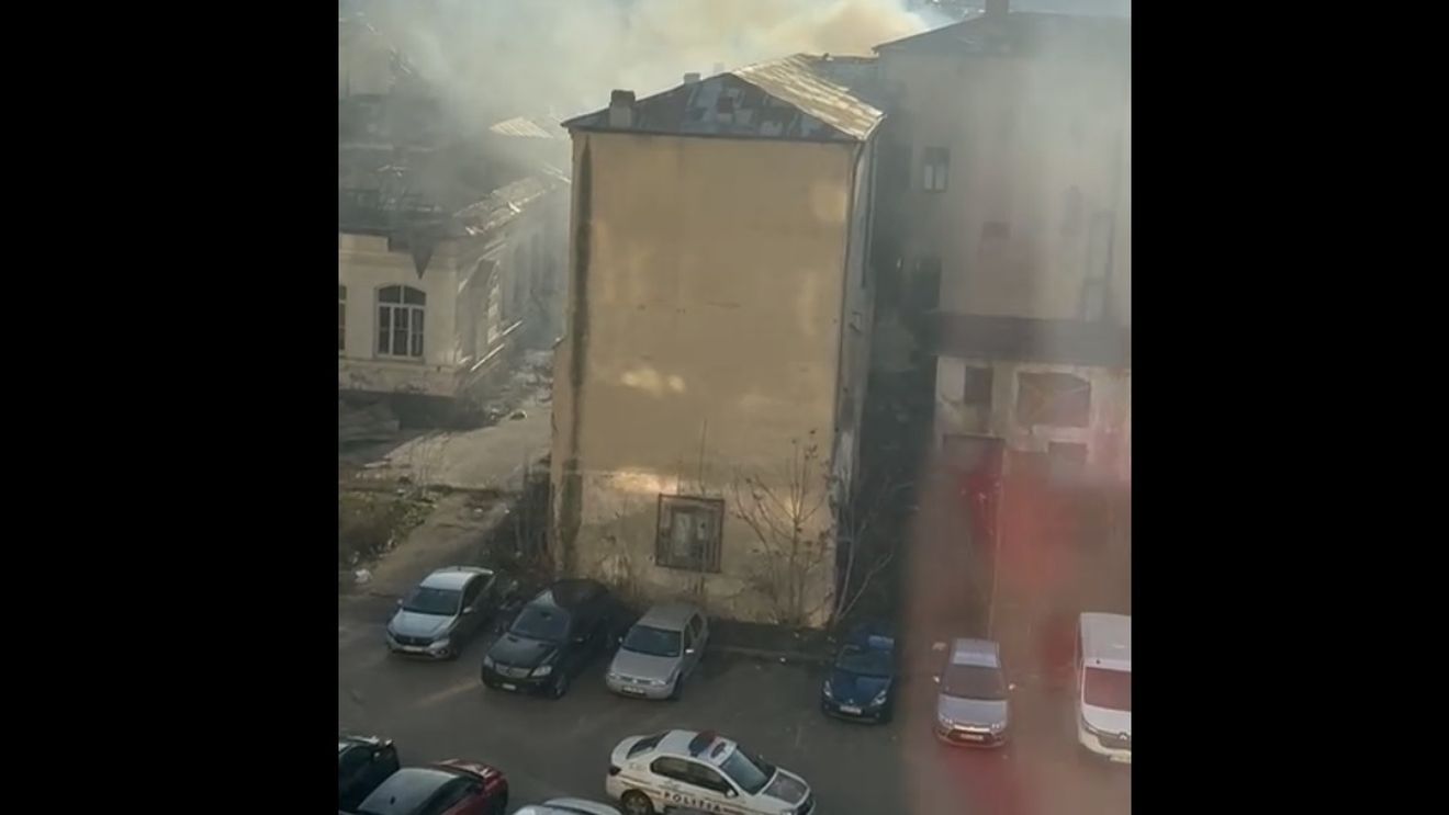 VIDEO Un incendiu a izbucnit în clădirea nefuncțională a liceului Timpuri Noi, din Sectorul 3 / Al doilea incendiu în 3 zile în curtea liceului