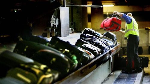 Turiști exasperați de serviciile proaste de pe Otopeni: Am așteptat vineri noapte o oră și un sfert să pot ieși de pe aeroport/ O oră la banda de bagaje și alt sfert de oră la validarea jetonului de parcare