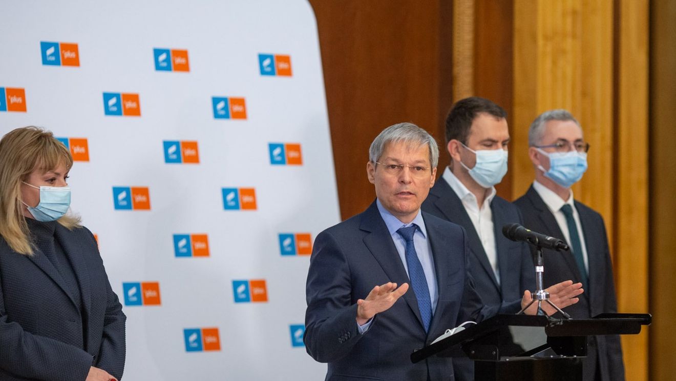 Dacian Cioloș: Ridicol și iresponsabil acest spectacol oferit de alianța PSD-PNL-UDMR. Trei partide care-și oglindesc unul într-altul propriile defecte și care acum ne țin pe toți pe loc, pentru că nu știu cum să își fure unul altuia scaunul de dedesubt