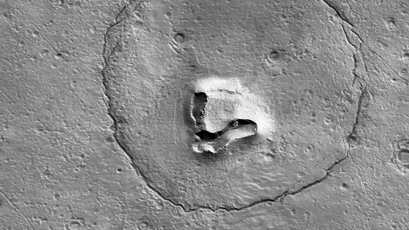 NASA publică o fotografie cu o formaţiune geologică neobişnuită surprinsă pe Planeta Roşie: „Un urs pe Marte?”