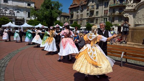 REPORTAJ Cine sunt șvabii bănățeni și cum au ajuns în România / Explozia de culoare a portului şvăbesc, în parada Zilelor Culturale ale Germanilor / Fiecare costum e unicat