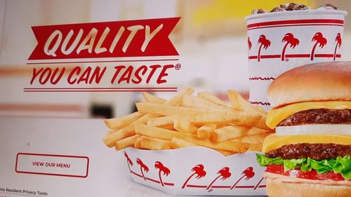 In-N-Out: Cum a ajuns un lanț popular de restaurante fast-food din SUA în mijlocul disputei despre certificatele de vaccinare