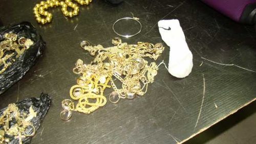 Sticlă plină cu bijuterii din aur, găsită de un căutător de fier vechi la groapa de gunoi. Norocosul a fost ulterior tâlhărit, iar în urma anchetei penale a trebuit să predea comoara