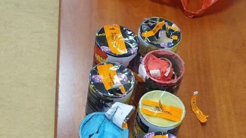 Un bărbat care participa la protestul împotriva ministrului sportului Eduard Novak a fost prins de jandarmi cu mai multe fumigene