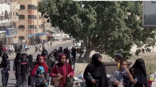 Mii de locuitori din Gaza au invadat depozitele UNRWA, de unde au sustras făină și produse de bază / “Ordinea publică începe să se destrame”