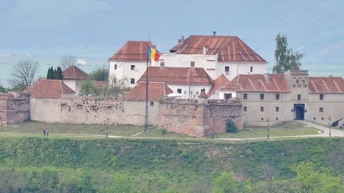 Primarul Allen Coliban îl acuză pe ministrul Lucian Bode că vrea să ia Cetățuia Brașovului la MAI: „Cine ieri fura din carte, astăzi fură o cetate!”