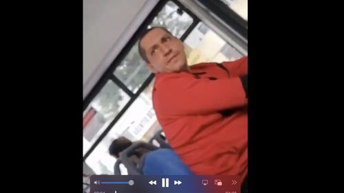 Două adolescente din Galați, agresate de un bărbat într-un mijloc de transport în comun. Bărbatul a fost reținut de polițiști iar ulterior pe numele său s-a dispus măsura controlului judiciar