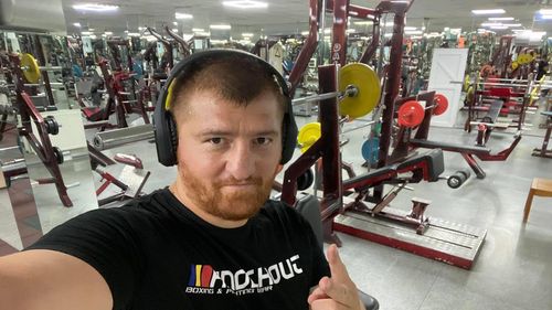 Luptătorul Cătălin Moroşanu, în campanie anti-bullying la un liceu: Eram mic, gras, roşcat şi cu pistrui şi toată lumea râdea de mine că sunt venit de la ţară. Prima bătaie pe care am luat-o, am luat-o de la o fată. M-am apucat de sport şi într-un an eram alt om