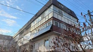 Primarul Capitalei, amendat și obligat să emită un certificat de urbanism pentru ca un bloc cu 90 de apartamente construit ilegal să poată fi racordat la curent. Reacția lui Nicușor Dan