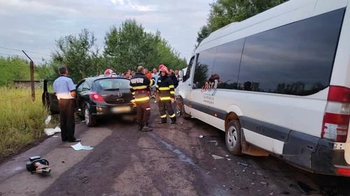 Plan roşu de intervenţie, în urma unui grav accident rutier în Prahova, în care e implicat un microbuz și un autoturism / Trafic blocat