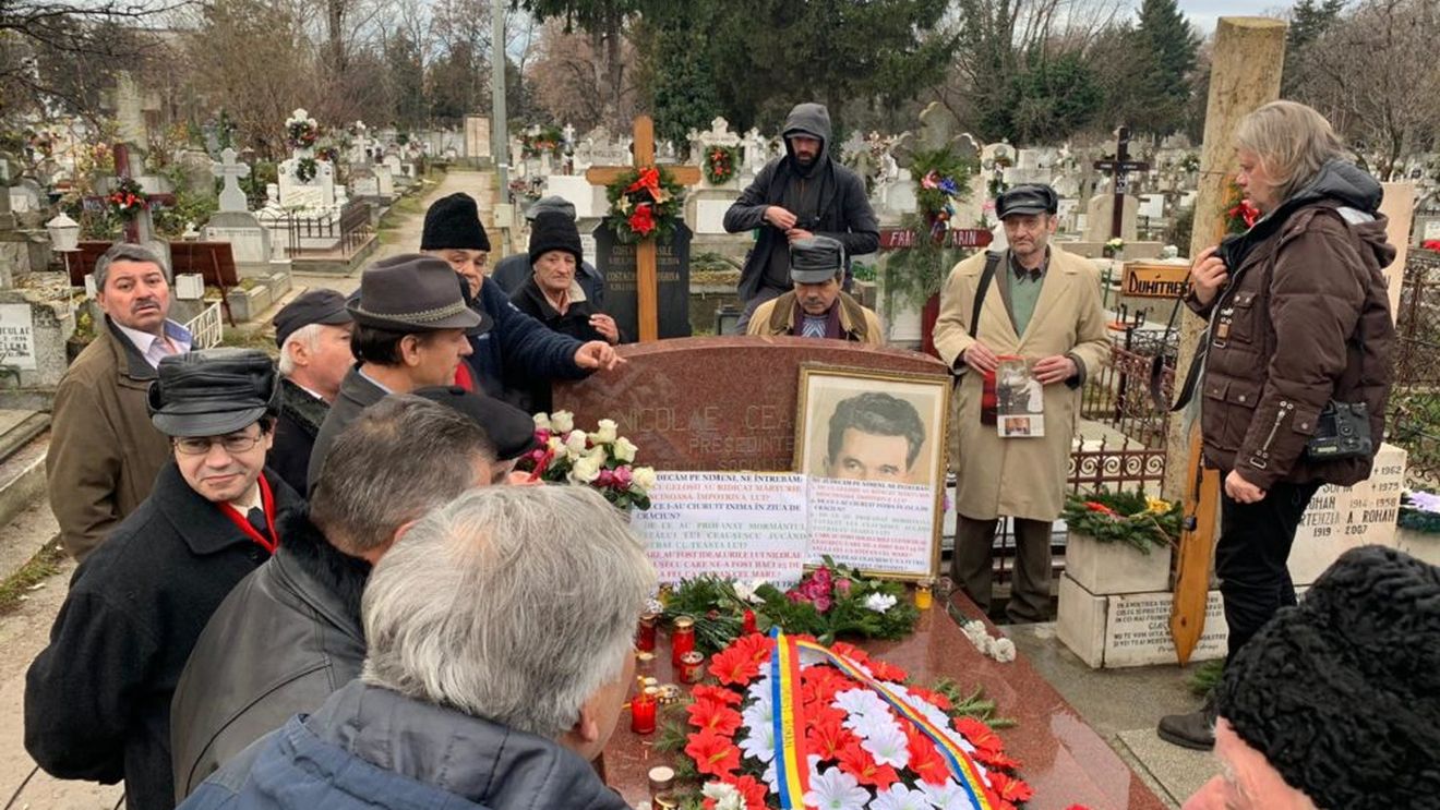 FOTO VIDEO Câțiva nostalgici ai regimului comunist s-au adunat, de Crăciun, la mormântul lui Nicolae și al Elenei Ceaușescu. Critici dure la actuala clasă politică: ”Ăștia care vorbește în dezacorduri”
