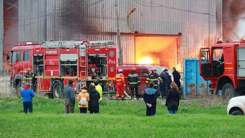 Incendiu de proporţii la un centru de colectare a PET-urilor din Buzău/ Două mașini au ars și există riscul de extindere a flăcărilor la alte imobile
