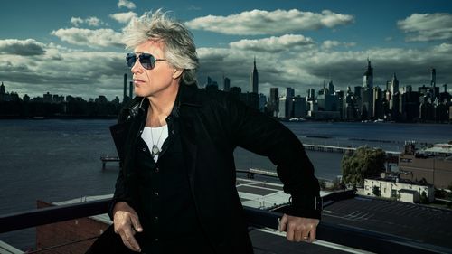 Starul rock Jon Bon Jovi a salvat o femeie care era pe punctul de a sări de pe un pod din Nashville  (SUA)