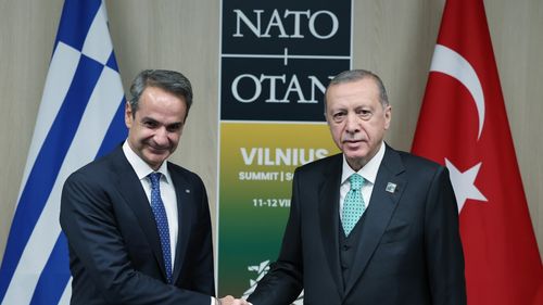 "Discuție sinceră, desfășurată într-o atmosferă pozitivă" între liderii a două țări în relații tensionate / Întâlnire între premierul Greciei și președintele Turciei  în marja summitului NATO de la Vilnius