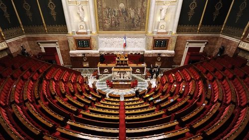 Franța: Adunarea Națională a votat proiectul legii constituționale privind garantarea dreptului femeii de a avea un avort la cerere. Proiectul merge la Senat unde adoptarea sa este incertă