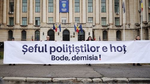Protest USR la Ministerul Afacerilor Interne și la Cotroceni cu bannere cu mesajele „Șeful polițiștilor e hoț. Bode, demisia!” și „Iohannis, președintele plagiatorilor Ciucă, Bode, Cîmpeanu”