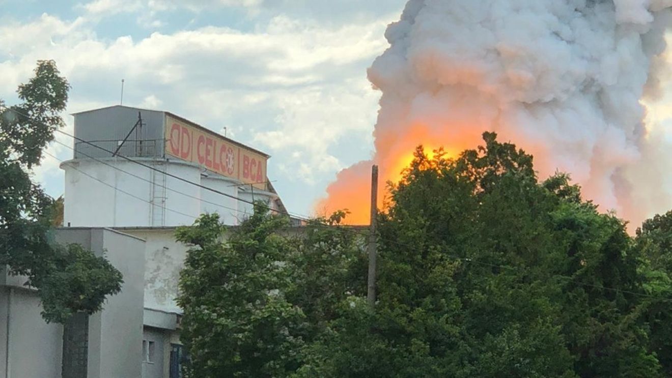 UPDATE FOTO Explozie la Constanța: Arde o magazie plină cu carton și aluminiu/ Autoritățile intervin cu 9 mașini de stingere, 2 autoscări și 5 ambulanțe