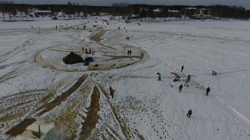 VIDEO Un inventator din Finlanda vrea să doboare recordul mondial pentru cel mai mare „carusel de gheaţă” / Cum arată imensul cerc de gheață de pe lacul Lappajärvi