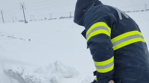 24 de localităţi din Buzău fără curent electric din cauza zăpezii şi viscolului