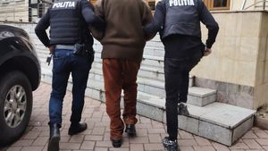 Fostul șef al Asociației Vânătorilor din Suceava, arestat la domiciliu după ce a împușcat un câine maidanez / Arsenal ilegal găsit la percheziții în casa acestuia