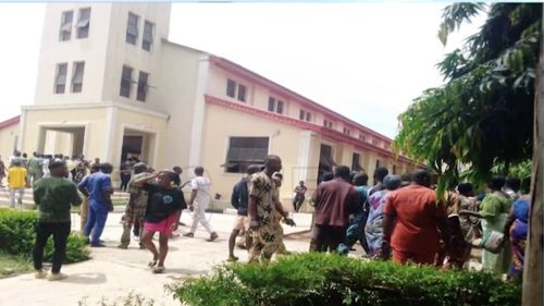 Nigeria: Zeci de morți în urma unui atac terorist, la o biserică catolică din Owa