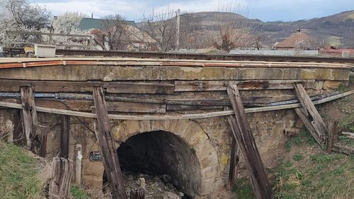 EXCLUSIV Un pod CFR din judeţul Bacău stă sprijinit în proptele din lemn degradate. În ciuda evidenţelor, compania spune că „nu există niciun pod cu pericol de prăbuşire sau care să pună în pericol siguranţa trenurilor"