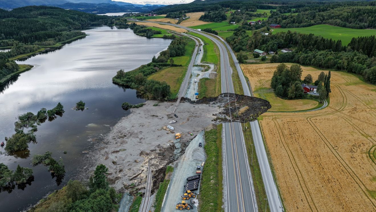 O alunecare de teren a distrus o porţiune de autostradă şi zeci de metri de cale ferată în Norvegia