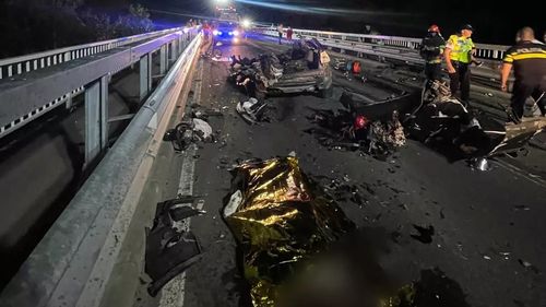 Cinci tineri au murit în Geoagiu, în urma unui accident rutier / Șoferul a încercat să depășească o altă mașină, a lovit un biciclist și a intrat într-un cap de pod