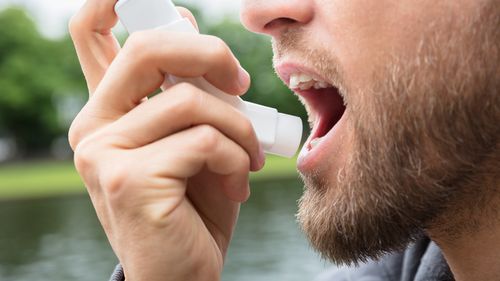 Inhalatoarele utilizate pentru tratarea astmului au un cost ridicat pentru mediu, arată un studiu al universităților Harvard și California / Doar în SUA generează în fiecare an emisii echivalente cu cele produse de peste o jumătate de milion de automobile