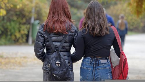 Firea anunță un proiect-pilot de educație sanitară pentru fetele aflate în grija statului: vor obține informații despre ce înseamnă o sarcină timpurie și cum poate fi ea prevenită / 16.500 de adolescente au născut anul trecut