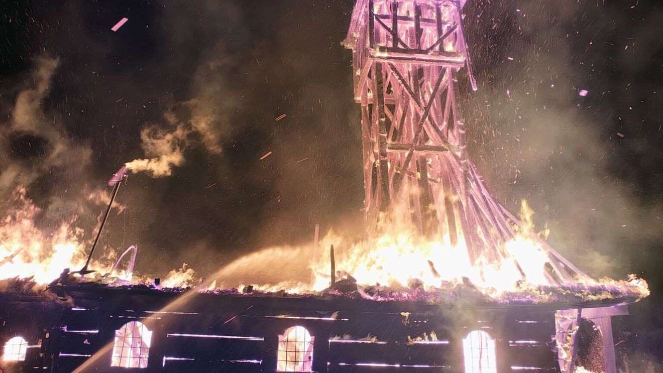 Incendiu la o biserică de lemn din Maramureș / Flăcările au cuprins și turla de 25 de metri