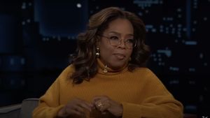 Oprah Winfrey a fost spitalizată cu o problemă "serioasă" la stomac, spune prezentatoarea Gayle King