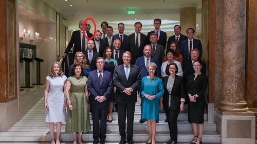 POZA ZILEI Ambasadorul Ungariei la București încearcă să se facă vizibil în grupul ambasadorilor statelor UE la o întâlnire cu președintele Iohannis